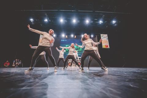 Tänzer auf der Bühne des School Dance Battles
