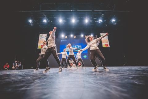 Tänzer auf der Bühne des School Dance Battles