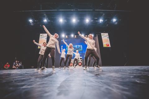 Tänzer auf der Bühne des School Dance Battles