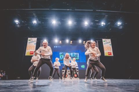 Tänzer auf der Bühne des School Dance Battles