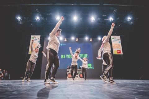 Tänzer auf der Bühne des School Dance Battles