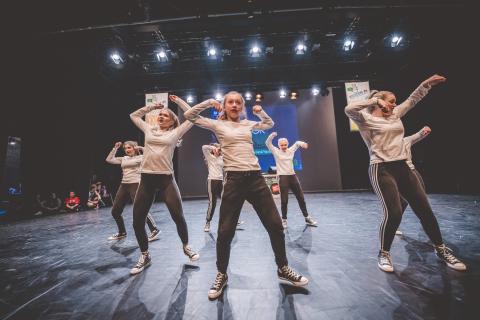 Tänzer auf der Bühne des School Dance Battles