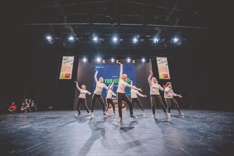 Tänzer auf der Bühne des School Dance Battles