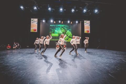 Tänzer auf der Bühne des School Dance Battles