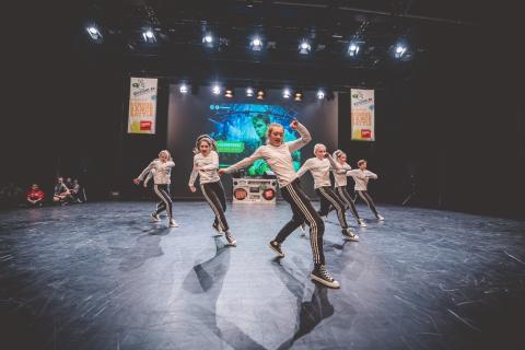 Tänzer auf der Bühne des School Dance Battles