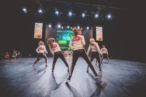 Tänzer auf der Bühne des School Dance Battles