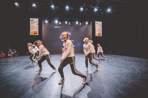 Tänzer auf der Bühne des School Dance Battles