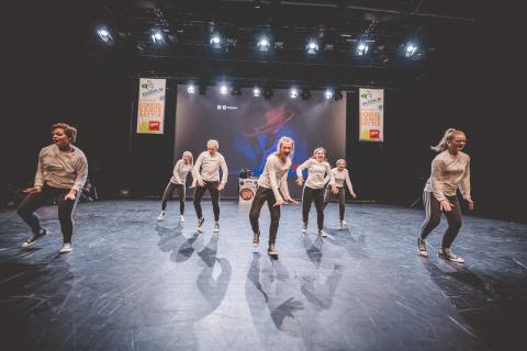 Tänzer auf der Bühne des School Dance Battles
