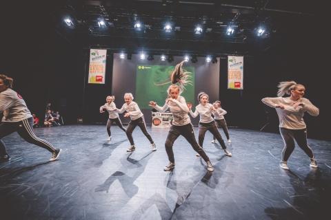 Tänzer auf der Bühne des School Dance Battles