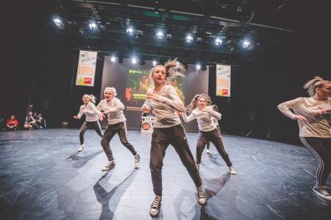 Tänzer auf der Bühne des School Dance Battles