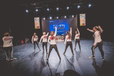 Tänzer auf der Bühne des School Dance Battles