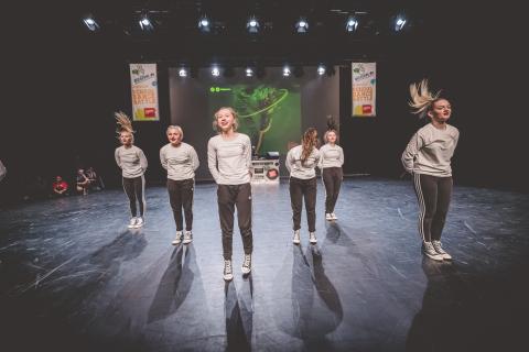 Tänzer auf der Bühne des School Dance Battles