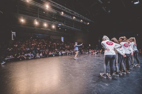 Tänzer auf der Bühne des School Dance Battles