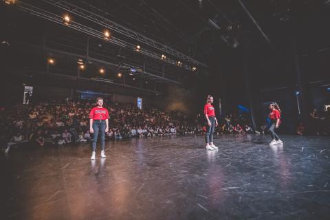 Tänzer auf der Bühne des School Dance Battles