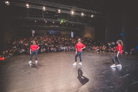 Tänzer auf der Bühne des School Dance Battles