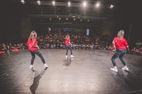 Tänzer auf der Bühne des School Dance Battles