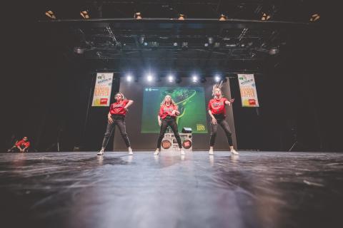 Tänzer auf der Bühne des School Dance Battles
