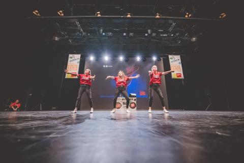 Tänzer auf der Bühne des School Dance Battles