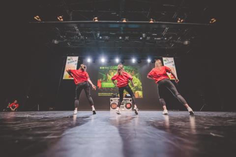 Tänzer auf der Bühne des School Dance Battles