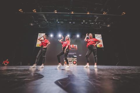 Tänzer auf der Bühne des School Dance Battles