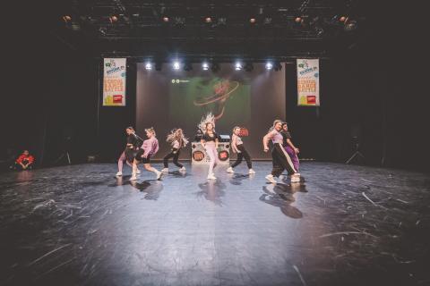 Tänzer auf der Bühne des School Dance Battles