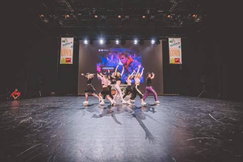 Tänzer auf der Bühne des School Dance Battles