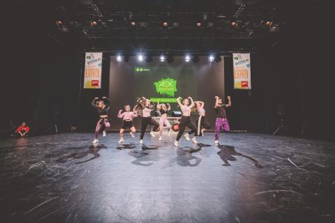 Tänzer auf der Bühne des School Dance Battles