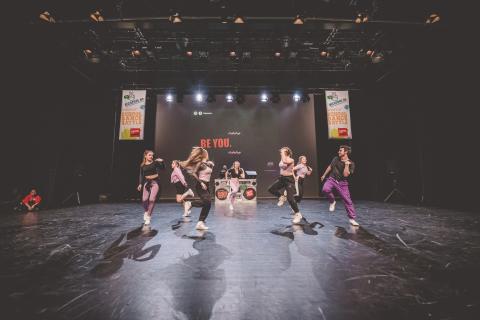 Tänzer auf der Bühne des School Dance Battles