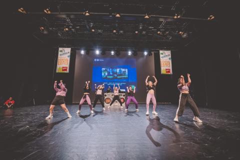 Tänzer auf der Bühne des School Dance Battles