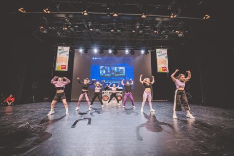 Tänzer auf der Bühne des School Dance Battles