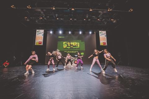 Tänzer auf der Bühne des School Dance Battles