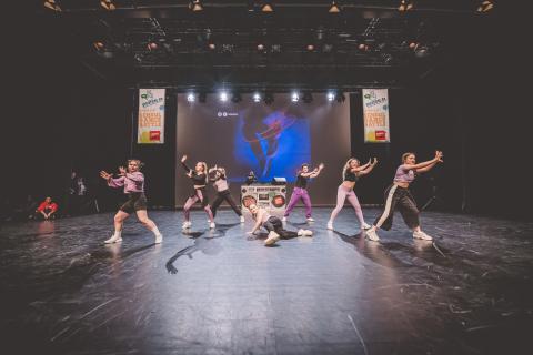 Tänzer auf der Bühne des School Dance Battles