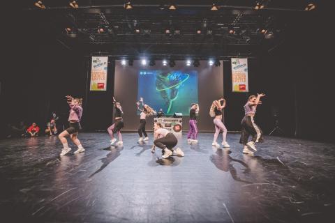 Tänzer auf der Bühne des School Dance Battles
