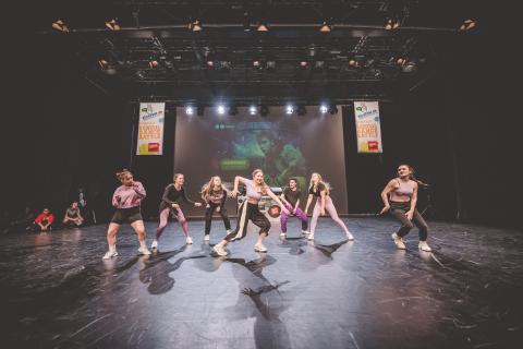 Tänzer auf der Bühne des School Dance Battles