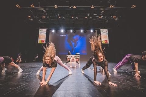 Tänzer auf der Bühne des School Dance Battles