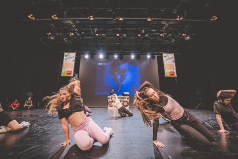 Tänzer auf der Bühne des School Dance Battles