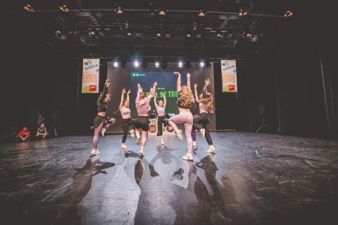 Tänzer auf der Bühne des School Dance Battles