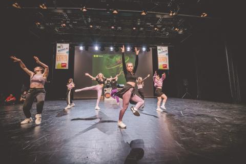 Tänzer auf der Bühne des School Dance Battles