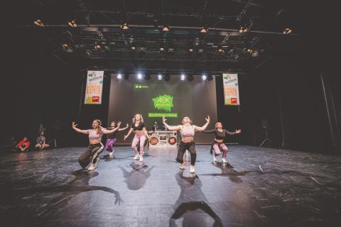 Tänzer auf der Bühne des School Dance Battles