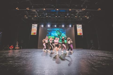 Tänzer auf der Bühne des School Dance Battles