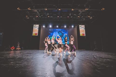 Tänzer auf der Bühne des School Dance Battles