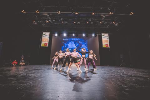 Tänzer auf der Bühne des School Dance Battles