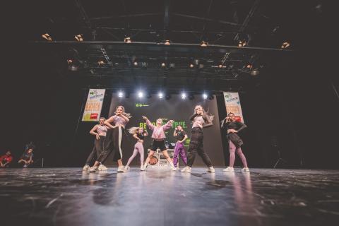 Tänzer auf der Bühne des School Dance Battles