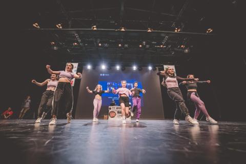 Tänzer auf der Bühne des School Dance Battles