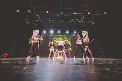 Tänzer auf der Bühne des School Dance Battles