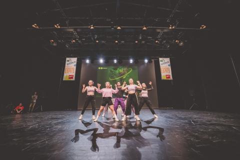 Tänzer auf der Bühne des School Dance Battles