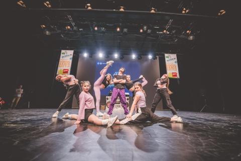 Tänzer auf der Bühne des School Dance Battles