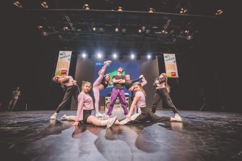 Tänzer auf der Bühne des School Dance Battles
