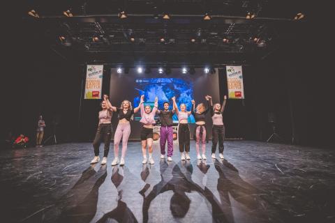 Tänzer auf der Bühne des School Dance Battles