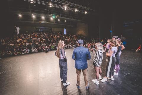 Siva und eine Gruppe Tänzer auf der Bühne des School Dance Battles